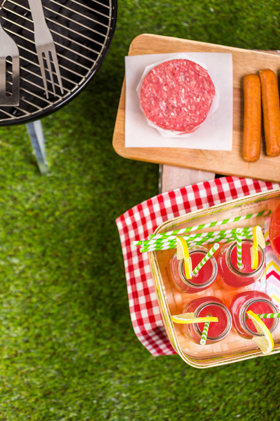 Letní piknik s malými uhlí gril - Fotografie, Obrázek