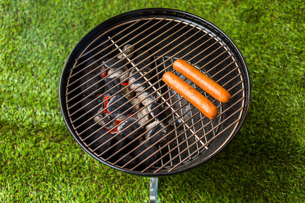 Letní piknik s malými uhlí gril - Fotografie, Obrázek