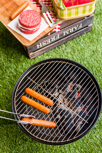 Zomerpicknick met kleine houtskool grill - Foto, afbeelding