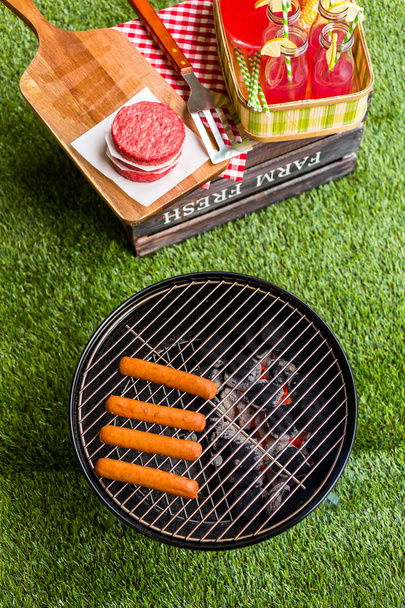 Pique-nique d'été avec petit barbecue au charbon de bois
 - Photo, image