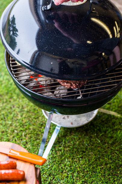 Pique-nique d'été avec petit barbecue au charbon de bois
 - Photo, image