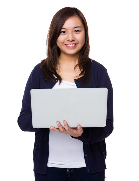 Γυναίκα που χρησιμοποιεί φορητό υπολογιστή - Φωτογραφία, εικόνα
