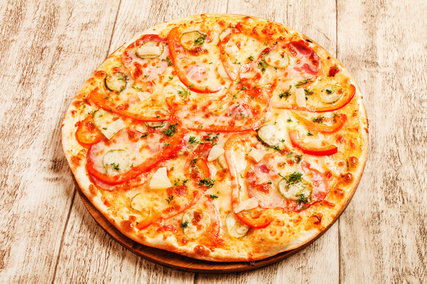 zeytinli lezzetli pizza - Fotoğraf, Görsel