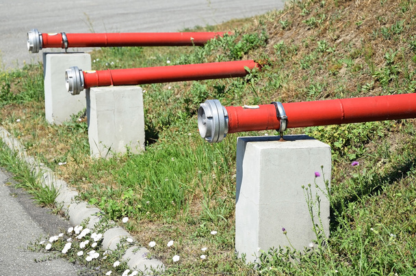 Conectores de tubería de las bocas de incendios
 - Foto, Imagen