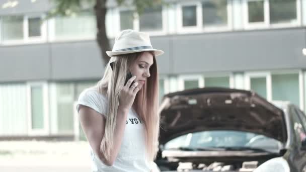 Jonge vrouw met een kapotte auto roept om hulp - Video