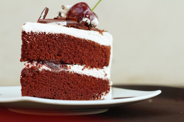 Pastel de chocolate con cerezas en plato blanco
. - Foto, imagen