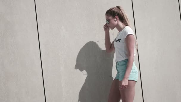 Concepto de fitness y estilo de vida: mujer haciendo deporte y escuchando música al aire libre
 - Metraje, vídeo