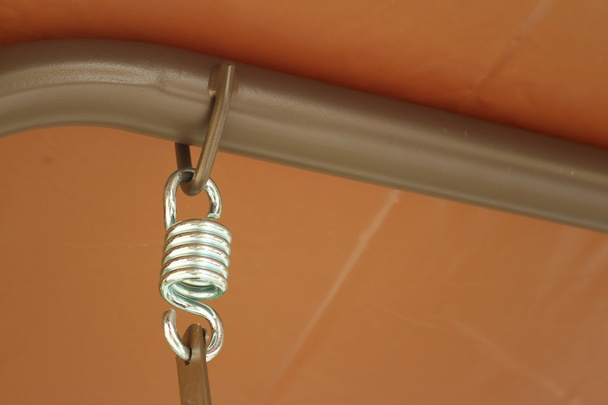 Cintre à ressort avec une corde au parc
 - Photo, image