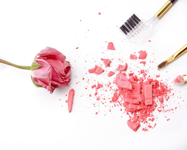 Cosmetische borstels, roze poeder en rose op witte achtergrond - Foto, afbeelding