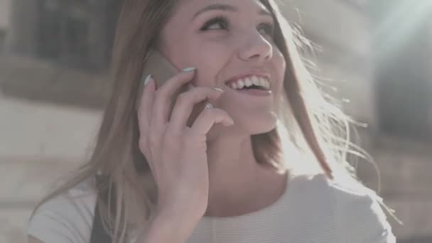 ευτυχισμένη γυναίκα με τα πόδια και μιλάμε μέσω του κινητού τηλεφώνου στην πόλη - Πλάνα, βίντεο
