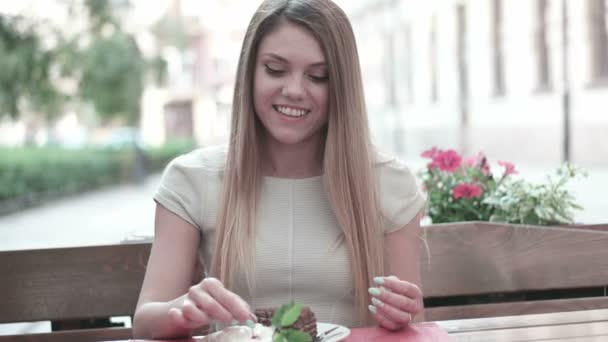 Žena, stravování v restauraci a mluvit po telefonu v městě - Záběry, video