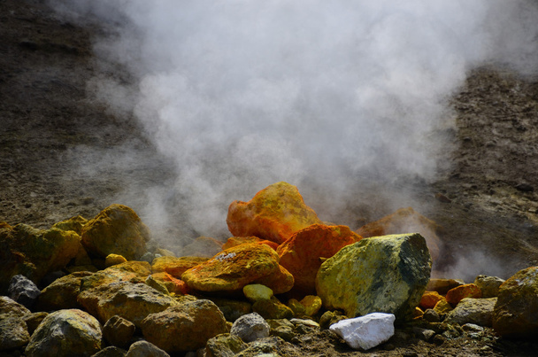 piedras con azufre y humo
 - Foto, Imagen