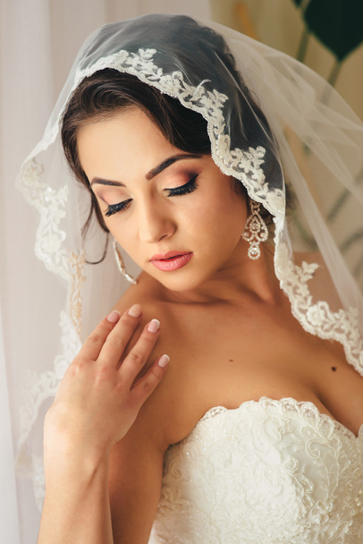 Portrait of the beautiful bride indoors - Foto, Imagen