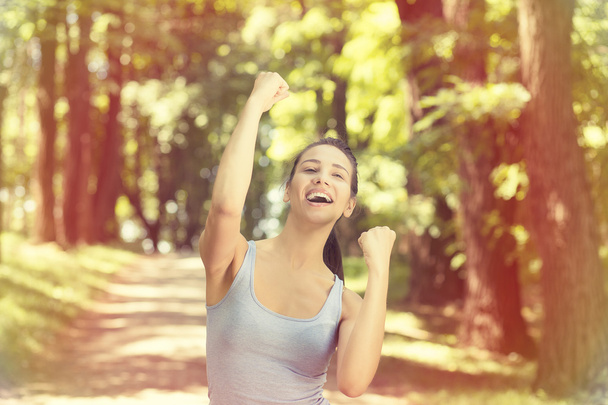 fitt női fitness runner örömteli és izgatott után futás - Fotó, kép