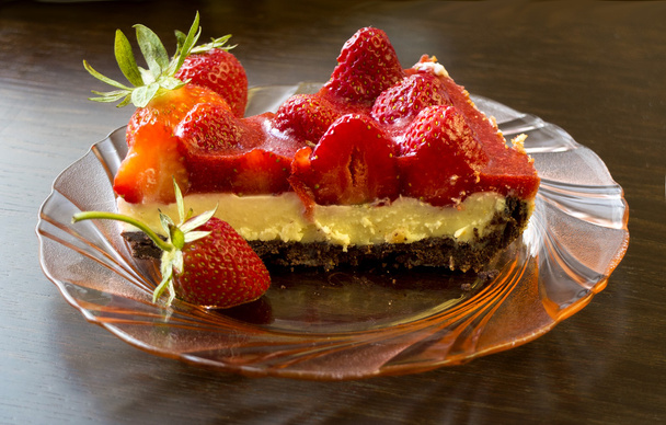 Sobremesa de verão - bolo de torta de morango com recheio de creme
 - Foto, Imagem