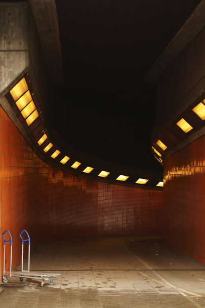 Tunnel avec courbe
 - Photo, image