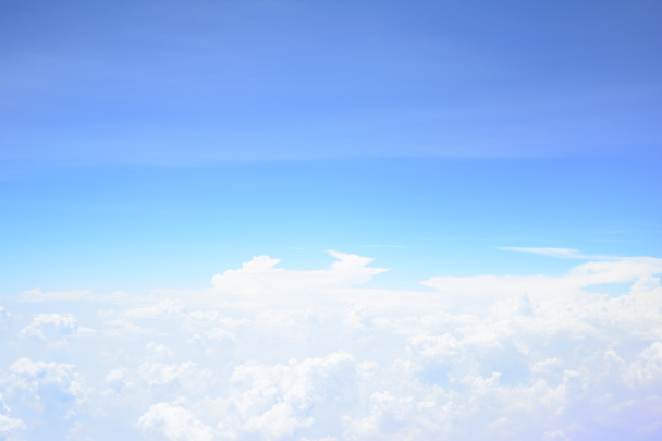 άσπρα χνουδωτά σύννεφα στον γαλάζιο ουρανό - Φωτογραφία, εικόνα