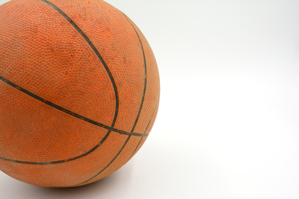 alter Basketball auf weißem Hintergrund - Foto, Bild