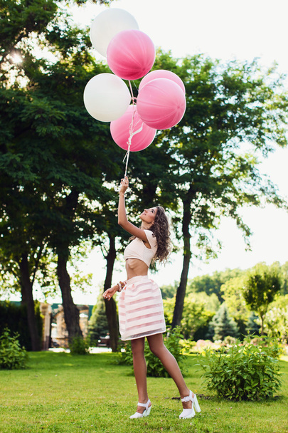 girl holding colorful balloons - Фото, изображение