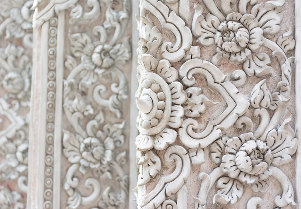 白い漆喰彫刻装飾模様の壁の設計 - 写真・画像