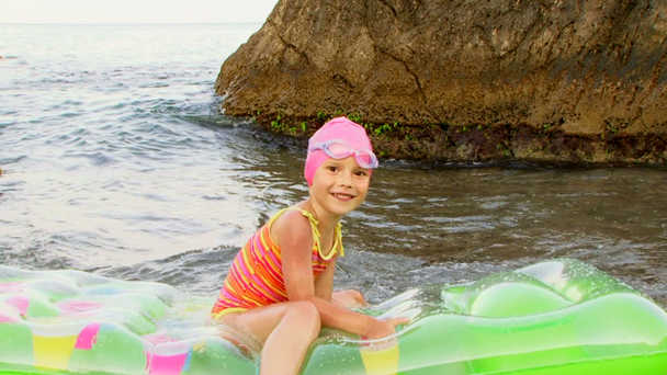 子に浮かぶ海のマットレス - 映像、動画