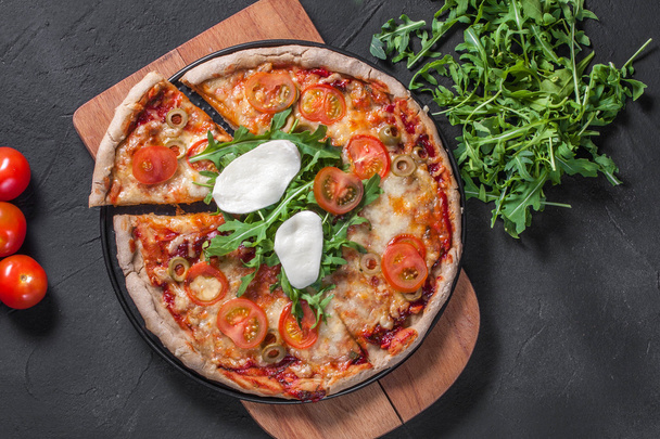 Vegetarische Pizza mit Mozzarella und Rucola. - Foto, Bild