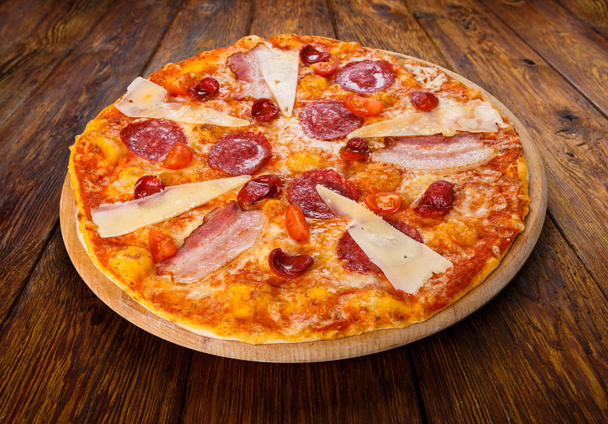 Вкусная итальянская пицца с салями, беконом и пармезаном
 - Фото, изображение