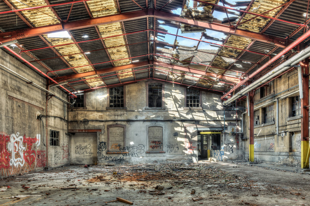 Techo derrumbado en un almacén de fábrica abandonado
 - Foto, Imagen