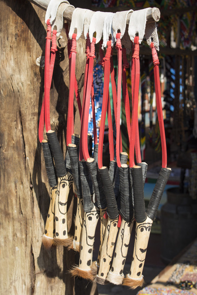アフリカ独特の伝統的な手作りのカラフルな木製ゴム革スリング ショット。南アフリカ共和国の地元の工芸品市場. - 写真・画像