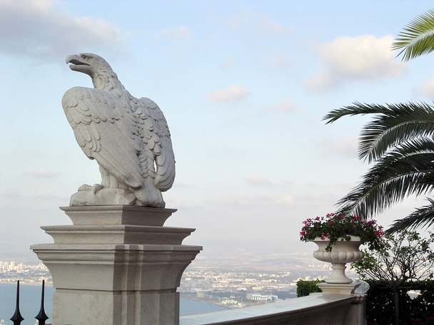 Haifa Bahai Gardens escultura águila 2003
 - Foto, Imagen