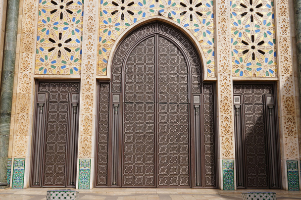 Detalle de un enorme decorado con orname árabe islámico tradicional
 - Foto, imagen