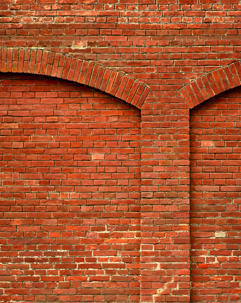 Czerwony mur z cegły z łukiem - Zdjęcie, obraz