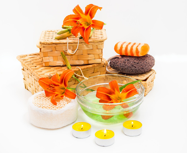 Цветы апельсиновой лилии, коробки, морская соль, свечи, мыло и предметы
 - Фото, изображение