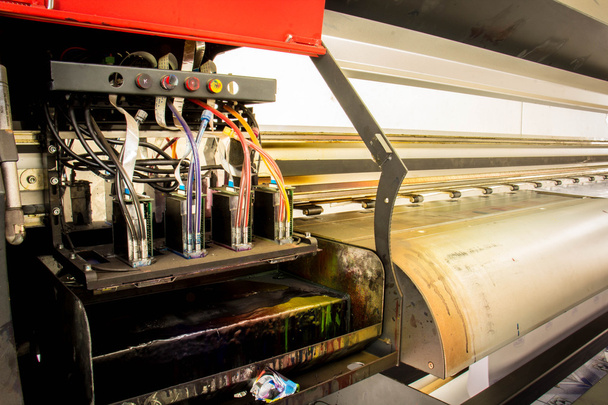industrieller UV-Tintenstrahldrucker für den Druck auf großen UV-Strahlen - Foto, Bild