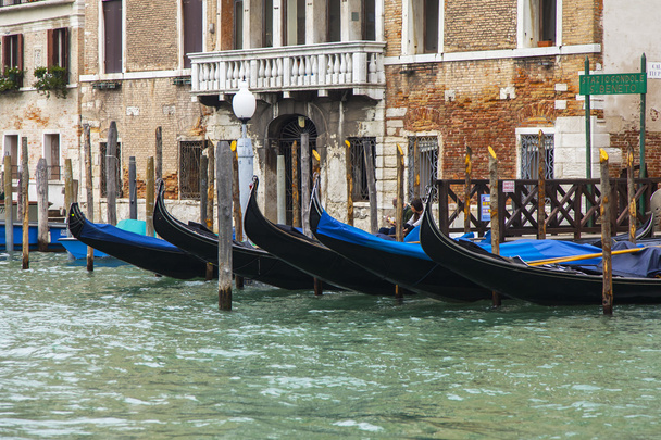 VENICE, ITALY - on MAY 3, 2015. City landscape early in the morning. Gondolas are moored at the coast of the Grand channel (Canal Grande). - Zdjęcie, obraz