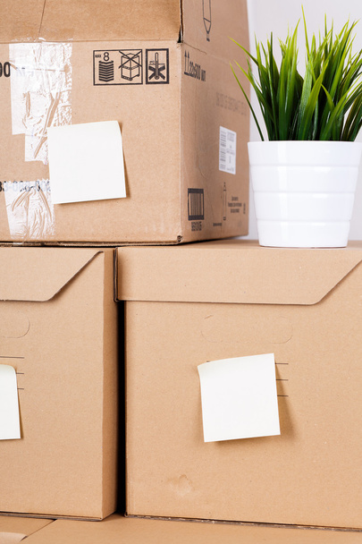 stapel van bruin kartonnen dozen met huis of kantoor goederen - Foto, afbeelding