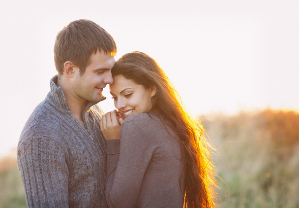 Portrait of young happy couple laughing in a cold day by the aut - Foto, imagen