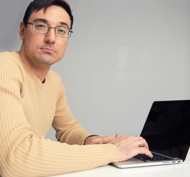 az ember ül az asztalomon, dolgozik a laptop számítógép - Fotó, kép