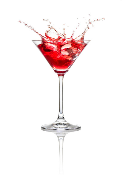 Red cocktail with ice cubes and splash - Foto, afbeelding