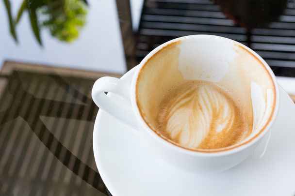 hot coffee latte in a white cup - Foto, Bild