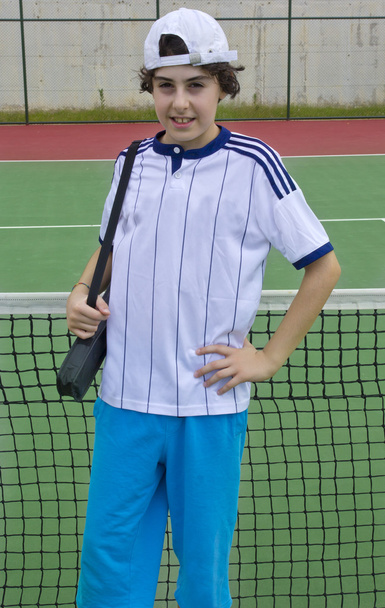 Rapaz feliz no campo de ténis
 - Foto, Imagem