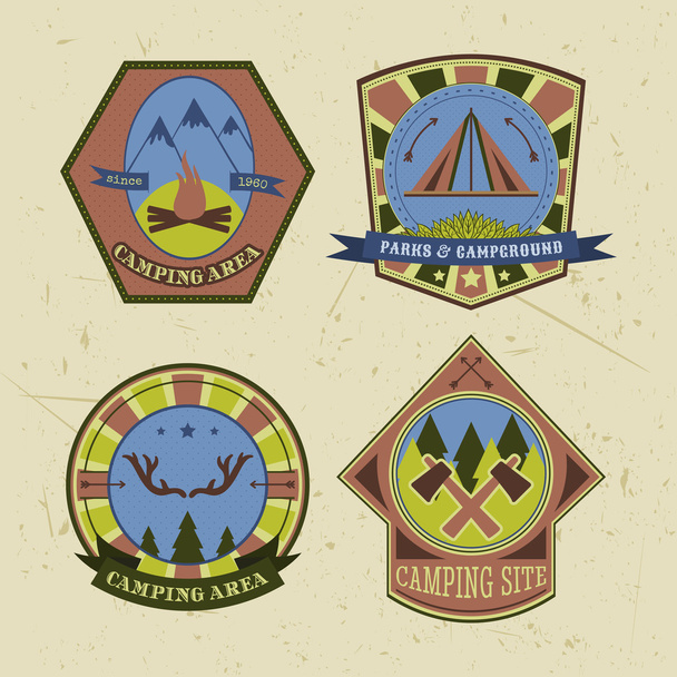 Ensemble d'insignes et d'étiquettes vintage pour le camping et l'aventure en plein air. Illustration vectorielle rétro
 - Vecteur, image