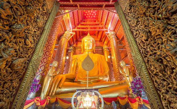 Statue de Bouddha d'or au temple Wat Phanan Choeng
 - Photo, image