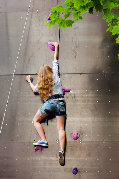 mulher escalada parede de rocha artificial
 - Foto, Imagem