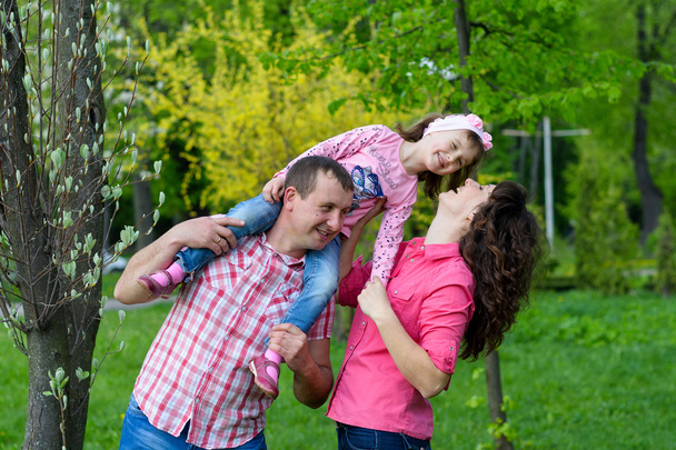 mutlu bir aile bir parka bir çocukla çalış. - Fotoğraf, Görsel