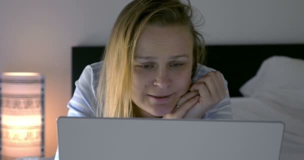 Γυναίκα ξοδεύει ελεύθερο χρόνο με φορητό υπολογιστή και ταινία - Πλάνα, βίντεο