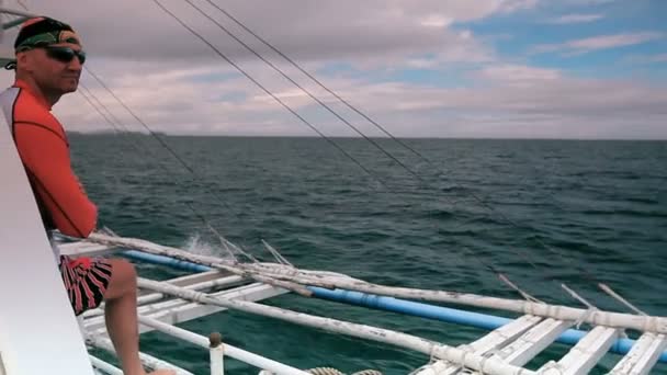 Man on the Philippine bangka boat - Filmati, video