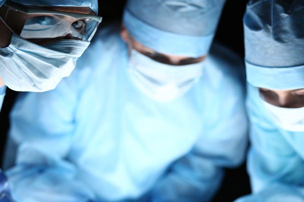 Gruppo di chirurghi al lavoro in sala operatoria
 - Foto, immagini