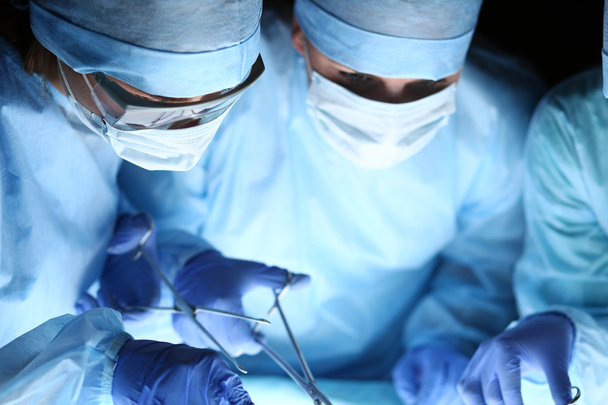 Grupo de cirujanos trabajando en quirófano
 - Foto, imagen