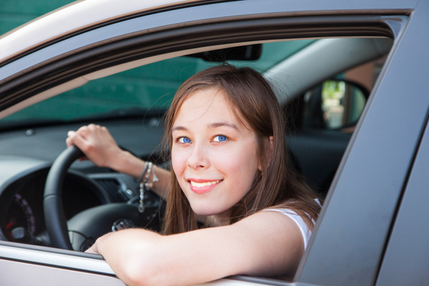 Ragazza adolescente guida in una macchina
 - Foto, immagini